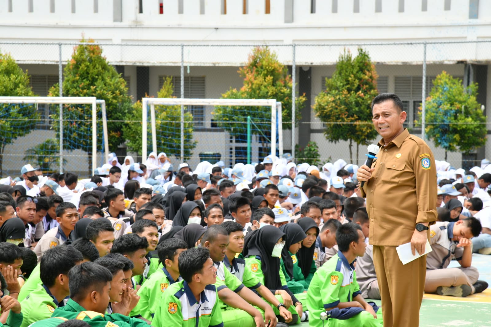 Gubernur Kepulauan Riau, Ansar Ahmad saat memberikan motivasi siswa/i SMK Negeri 7 Batam di daerah itu 4 kunci untuk mencapai kesuksesan, Senin (14/11/2022). (Foto: Diskominfo Kepri)