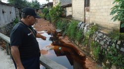 Warga RW.8 Kelurahan Air Raja, Kecamatan Tanjungpinang Timur saat menunjukkan air berwarna coklat diduga limbah B3 dari PT. Panca Rasa Pratama yang mengaliri drainase warga, Kamis (17/11/2022)