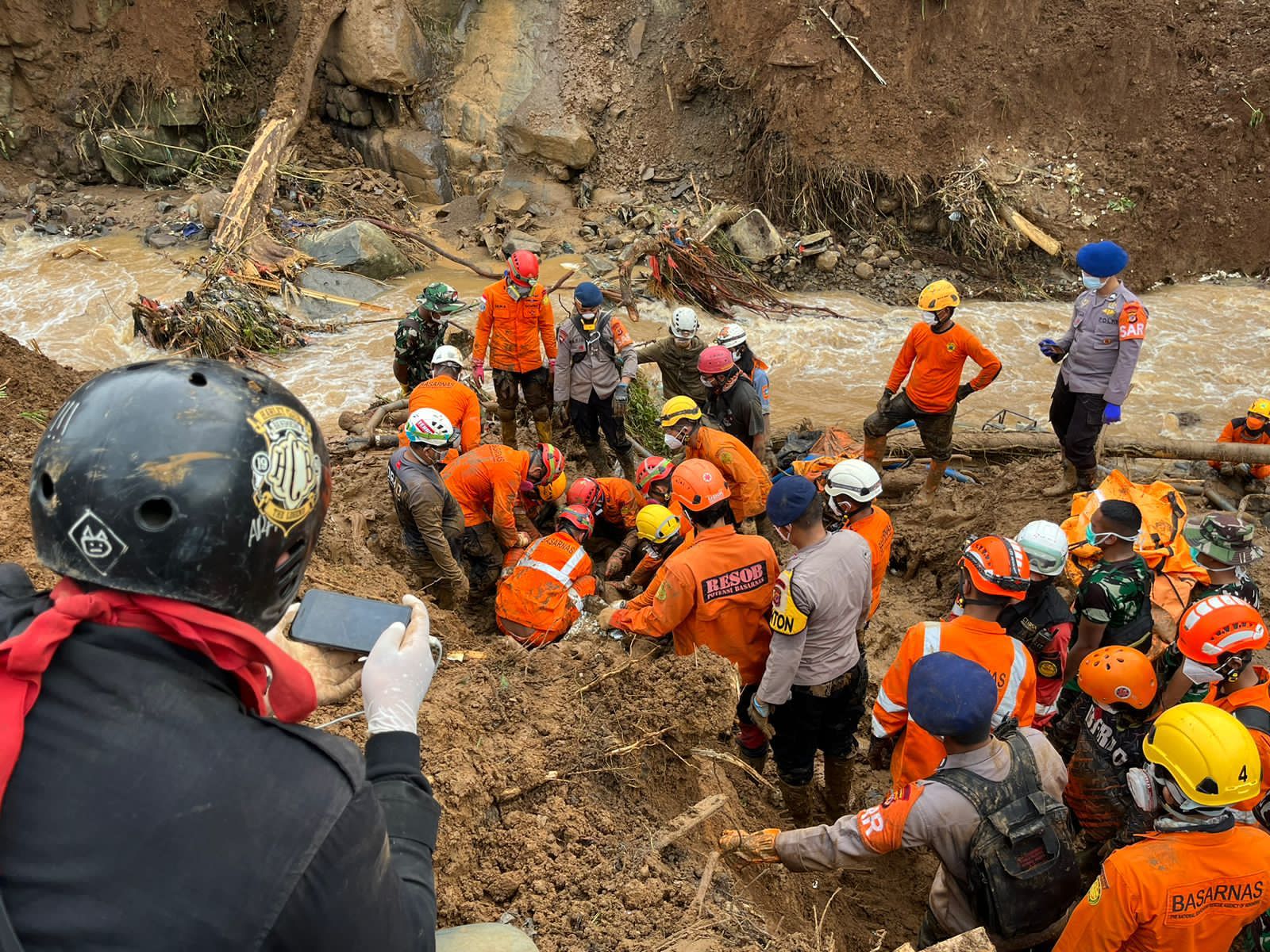 Polri dan Basarnas saat mengevakuasi jenazah korban longsor gempa, di Desa Cijedil, Cugenang, Cianjur, Jawa Barat, Kamis (24/11/2022)