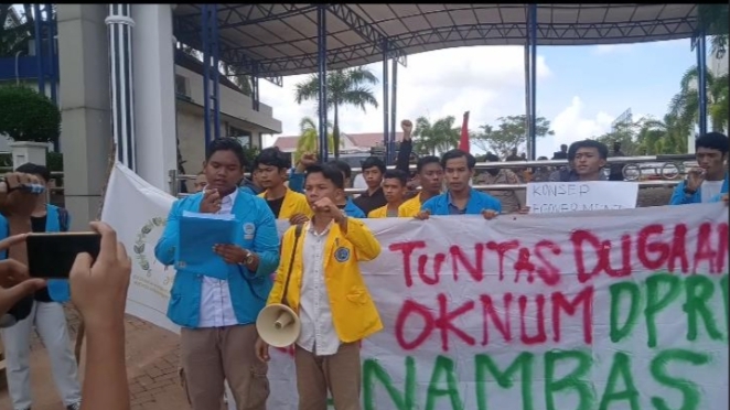 Mahasiswa yang tergabung dalam Gerakan Pemuda Revolusioner (GPR) Kepulauan Riau, saat menggelar aksi Unras di depan kantor Kejati Kepri, Jumat (4/11/2022)