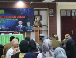 Plh Kepala Dinas Kepemudaan dan Olahraga Kota Tanjungpinang, DR Dra. Mulia Wiwin, M.Pd saat membuka kegiatan fasilitasi penguatan modal usaha bagi wirausaha muda Kota Tanjungpinang tahun 2022, di Asrama Haji Tanjungpinang, Kepulauan Riau, Senin 31 Oktober 2022. Plh Kepala Dinas Kepemudaan dan Olahraga Kota Tanjungpinang, DR Dra. Mulia Wiwin, M.Pd saat membuka kegiatan fasilitasi penguatan modal usaha bagi wirausaha muda Kota Tanjungpinang tahun 2022, di Asrama Haji Tanjungpinang, Kepulauan Riau, Senin 31 Oktober 2022.