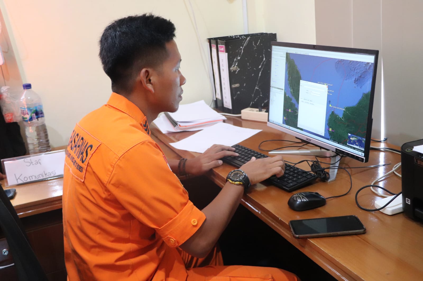 Personel KPP/Basarnas Natuna saat melakukan simulasi penentuan koordinat pencarian. (Foto : Muhamad Nurman)
