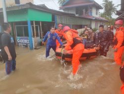 Tim SAR gabungan saat mengevakuasi korban banjir Natuna, Rabu (14/12/2022)