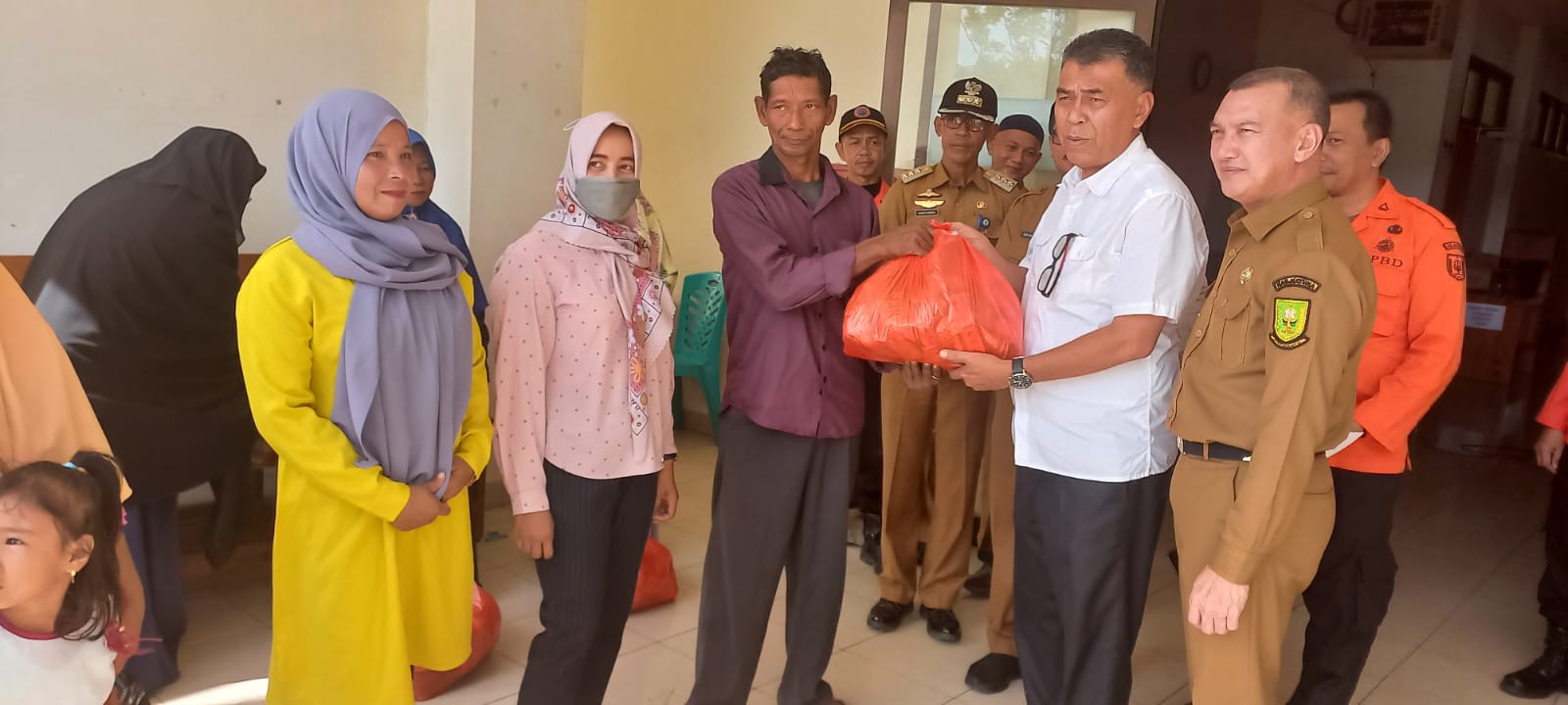 Bupati Natuna Wan Siswandi dan Wakil Bupati Natuna Rodhial Huda saat menyalurkan bantuan kepada korban banjir di Kantor Badan Penanggulangan Bencana Daerah (BPBD) Natuna di Jalan Datok Kaya Wan Moh Benteng, Kecamatan Bunguran Timur, pada Senin (19/12).