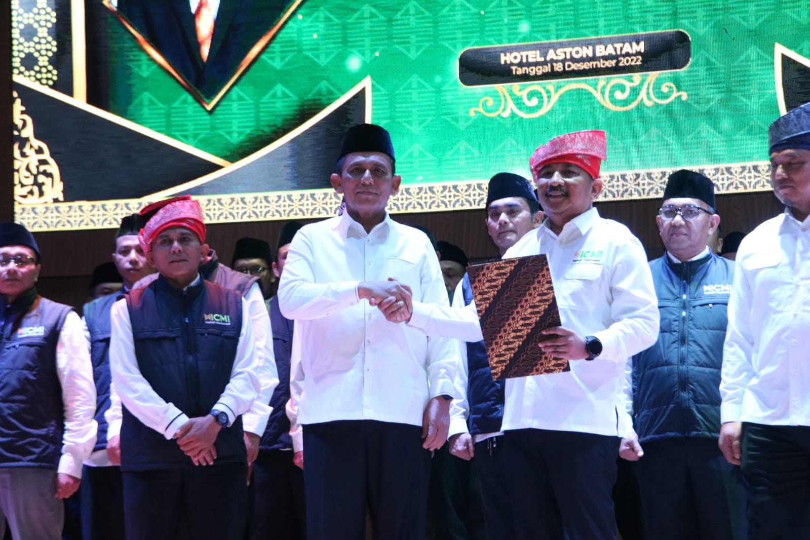 Gubernur Kepulauan Riau H. Ansar Ahmad saat melantik Majelis Pengurus ICMI Organisasi Daerah Kota Batam, di Ballroom Hotel Aston Kota Batam, Ahad (18/12) malam.