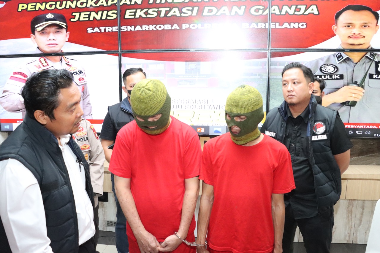 Sat Resnarkoba Polresta Barelang saat ungkap ekspose pengungkapan narkotika jenis ekstasi sebanyak 2.302 butir