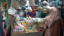 Pedagang toko sembako di Pasar Ranai saat melayan pembeli. (Foto : Muhamad Nurman)