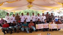 Gubernur Kepulauan Riau, Ansar Ahmad, bersama Bupati Karimun Aunur Rafiq saat menyerahkan bantuan alat tangkap nelayan, di pangkalan nelayan Leho, Karimun, Rabu (28/12).