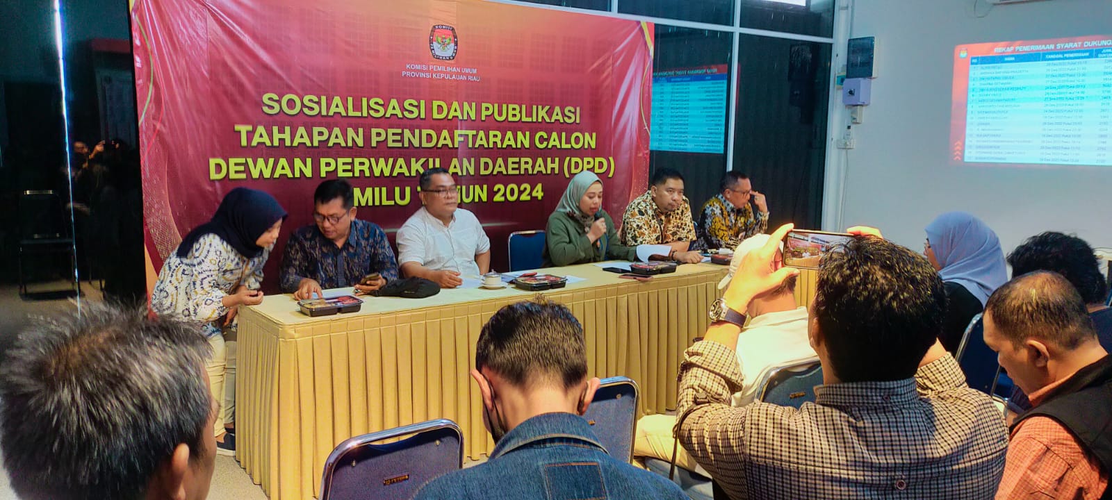 KPU Kepri saat sosialisasi dan publikasi tahapan pendaftaran calon DPD-RI Pemilu 2024, di Kantor KPU Kepri, Tanjungpinang, Jumat (30/12/2022). (Foto: Aji)
