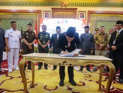 Gubernur Kepulauan Riau, Ansar Ahmad, saat menandatangani secara parsial Perjanjian Kerja Sama (PKS) dalam rangka persiapan pembangunan jembatan Batam - Bintan (pada sisi Kabil - Tanjung Sauh) di Gedung Daerah Tanjungpinang, Senin (09/01).