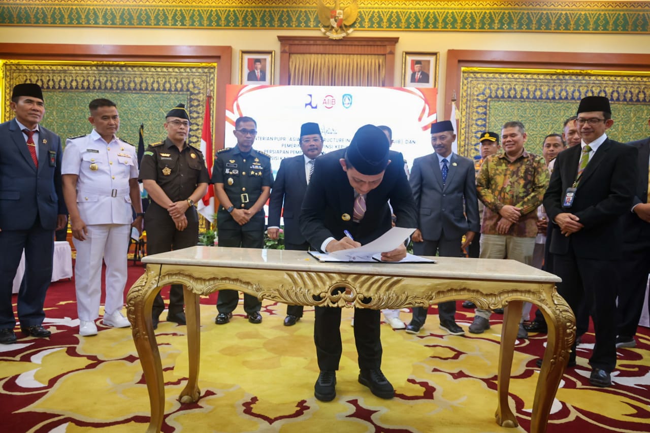 Gubernur Kepulauan Riau, Ansar Ahmad, saat menandatangani secara parsial Perjanjian Kerja Sama (PKS) dalam rangka persiapan pembangunan jembatan Batam - Bintan (pada sisi Kabil - Tanjung Sauh) di Gedung Daerah Tanjungpinang, Senin (09/01).