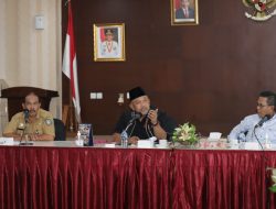 Ketua Bapemperda DPRD Kepri, Lis Darmansah saat memimpin rapat pembahasan progres Propemperda tahun 2023 dan harmonisasi produk hukum daerah tahun 2019-2022 bersama Biro Hukum, di ruang rapat kantor Graha Kepri Batam, Senin (30/1/2023) pagi.
