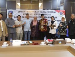 Bapemperda Provinsi Kepulauan Riau saat kunjungan kerja ke DPRD Kabupaten Bintan, Rabu (15/2/2023).