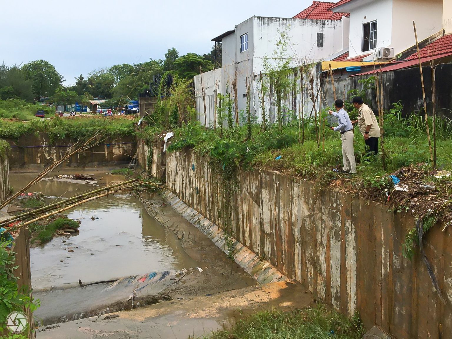 Komisi III DPRD Kepulauan Riau saat meninjau lokasi banjir di jalan daerah Kampung Air, Batam Kota, Selasa (15/2/2023).