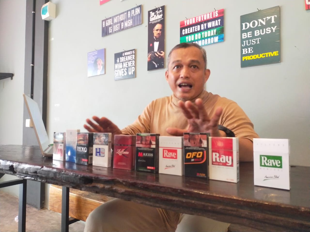 Andi Cori Patahuddin saat menunjukkan sejumlah produk rokok ilegal (rokok tal bercukai) yang beredar luas di Kepri, kepada wartawan di Tanjungpinang, Selasa (28/2/2023). (Foto: pijarkepri.com)