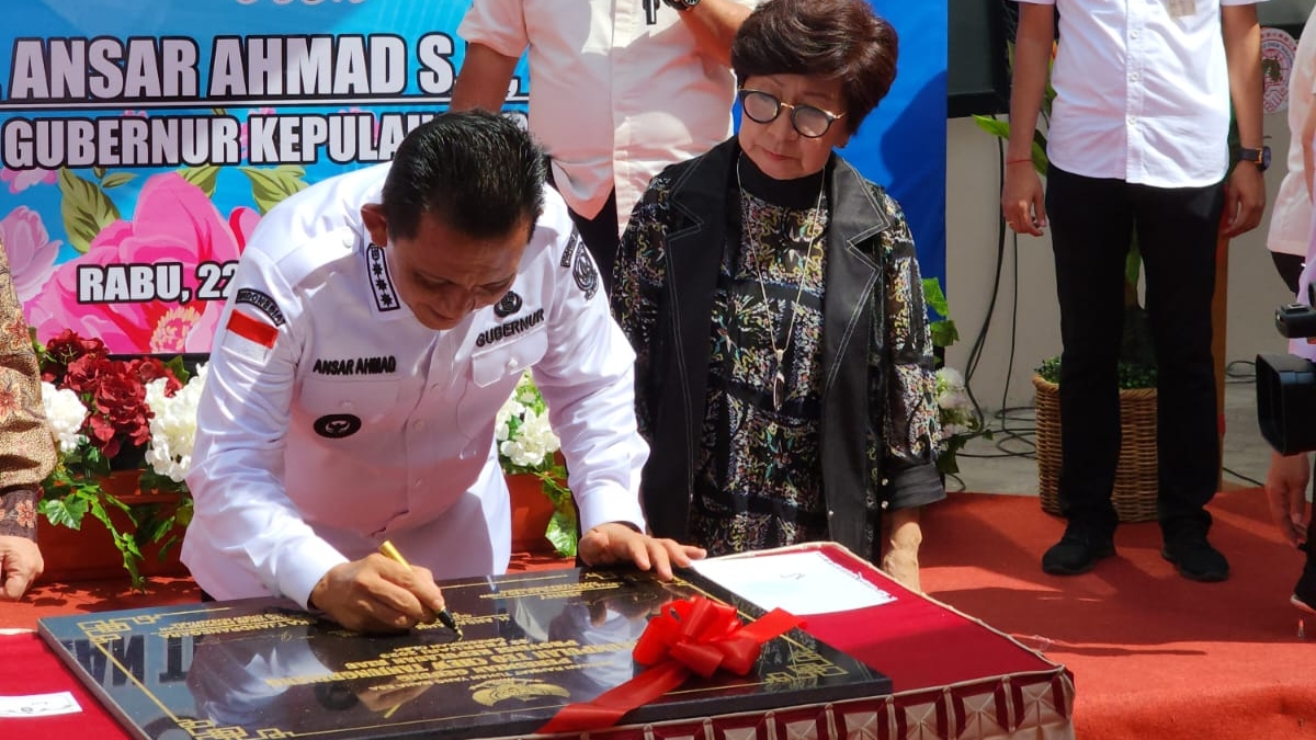 Gubernur Kepulauan Riau H. Ansar Ahmad, saat menandatangani prasasti tanda meresmikan Gedung Perkumpulan Teo Chew Tanjungpinang di Jalan Pos Pos No 14, Tanjungpinang, Rabu (22/02).