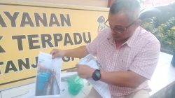 Andi Cori Patahuddin saat menunjukkan sejumlah materi pelaporan dugaan korupsi di BUP Kepri kepada sejumlah media, di Mapolresta Tanjungpinang, Jumat (3/2/2023)