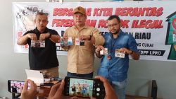 Penasehat LPPI Kepri, Andi Cori Patahuddin bersama para aktivis Kepri, saat menunjukkan sejumlah merek rokok tak bercukai yang mereka temukan beredar di Tanjungpinang, Kepri, dalam jumpa pers, di Tanjungpinang, Rabu (8/3/2023)