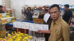 Kepala Dinas Koperasi Usaha Mikro Perindustrian dan Perdagangan (DKUMPP) Bintan, Syukri, saat menunjukkan pihaknya sidak sejumlah supermarket, pasar kelontong di Kijang Bintan yang menjual MGKR, Selasa (14/3/2023). (Foto: pijarkepri.com)
