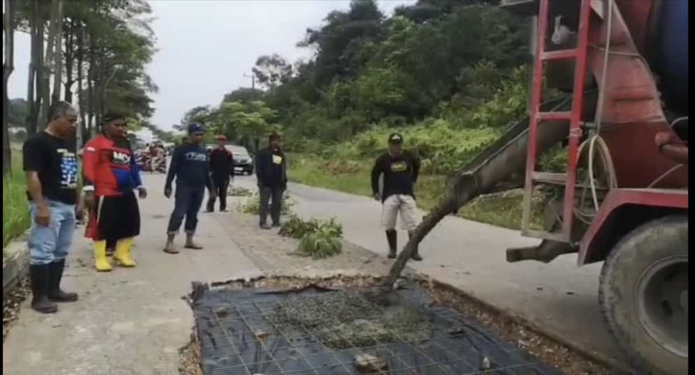Anggota DPRD Kepri, Saproni saat ikut serta gotong royong bersama warga memperbaiki jalan rusak di Jalan S. Parman, Tanjung Piayu, Sei Beduk, Kota Batam, Sabtu (1/4/2023)