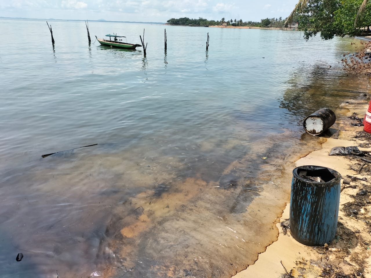 Sejumlah daerah pesisir di Kepulauan Riau terimbas pencemaran limbah minyak hitam dari perairan sekitarnya, Sabtu (6/5/2023). (Foto: pijarkepri.com)