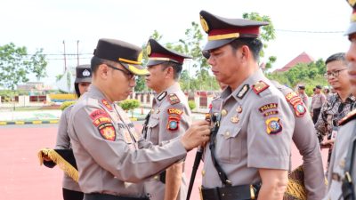 Kapolres Bintan AKBP Riky Iswoyo saat melantik AKP Rugianto sebagai Kapolsek Bintan Timur, di lapangan Polres Bintan, Sabtu (6/5/2023)