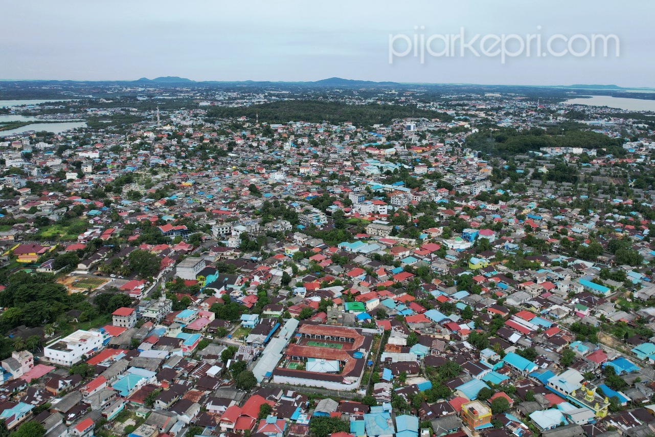 Gambar udara dari drone pemukiman penduduk di Kota Tanjungpinang, Kepuluan Riau, Selasa (16/5/2023). (Foto: Aji Anugraha/pijarkepri.com)