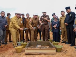 Gubernur Kepulauan Riau H. Ansar Ahmad melakukan seremonial peletakan batu pertama (Ground Breaking) Pembangunan Gedung Rawat Inap Jiwa dan Perkantoran Rumah Sakit Khusus Jiwa dan Ketergantungan Obat (RSKJKO) Engku Haji Daud (EHD) Provinsi Kepulauan Riau di Tanjung Uban, Bintan, Selasa (16/05).