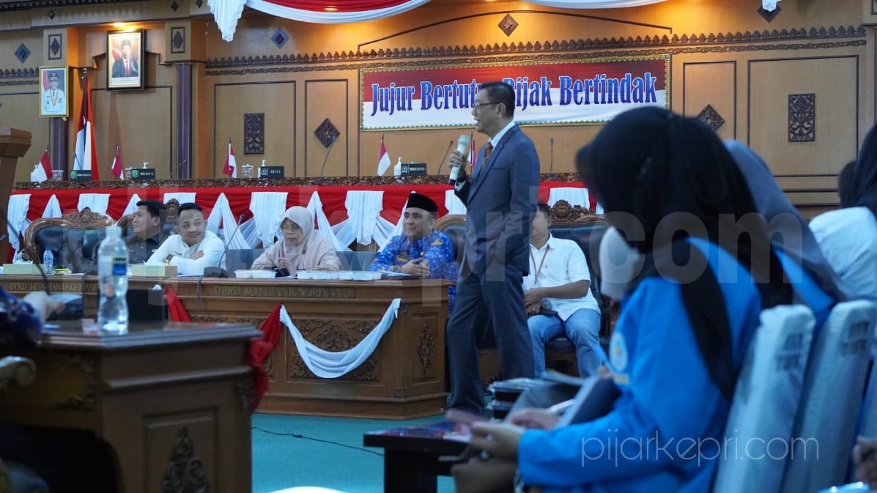 Ketua Bapemperda DPRD Tanjungpinang Hendry Amerta, saat menjelaskan tufoksi Bapemperda kepada mahasiswa Prodi Ilmu Hukum FISIP UMRAH, dalam agenda kuliah lapangan, Selasa (22/5/2023). (Foto: Aji Anugraha)