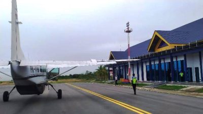 Aktivitas penerbangan di Bandara RAH Kabupaten Karimun, Kepulauan Riau. (Foto: pijarkepri.com)