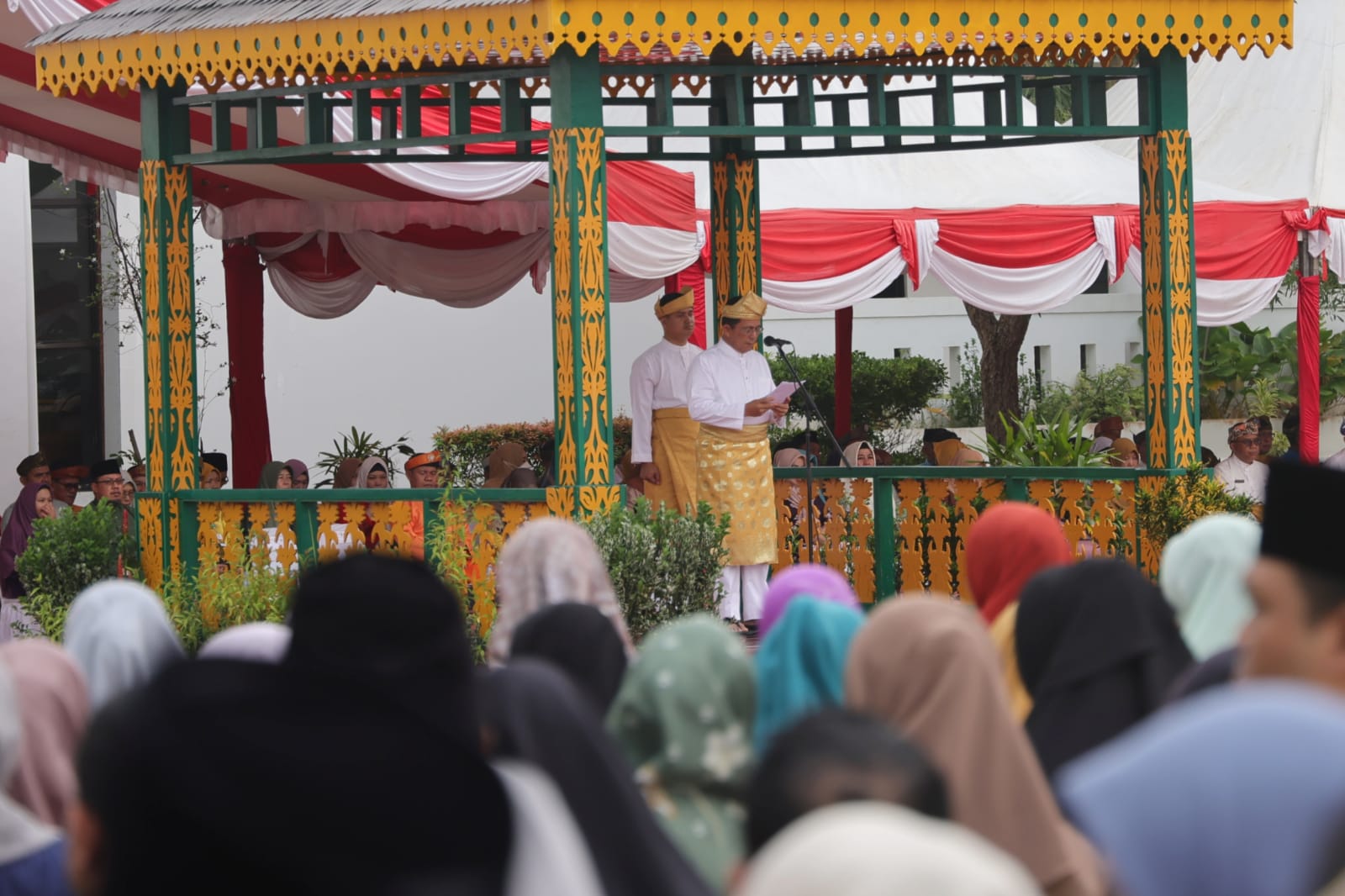 Gubernur Kepulauan Riau, H. Ansar Ahmad, saat bertindak sebagai Inspektur pada upacara peringatan Hari Lahir Pancasila tingkat provinsi di Lapangan Upacara Kantor Gubernur Kepri, Kamis (1/6).