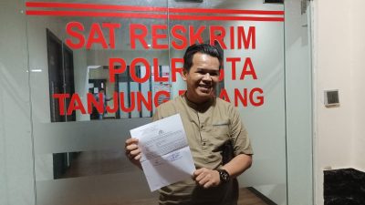 Kabag Umum dan Kehumasan Sekretariat DPRD Kepulauan Riau (Kepri) Isnaini Bayu Wibowo, saat melaporkan pencemaran nama baik dirinya, ke Mapolresta Tanjungpinang, Sabtu (29/7/2023). (Foto:pijarkepri.com)