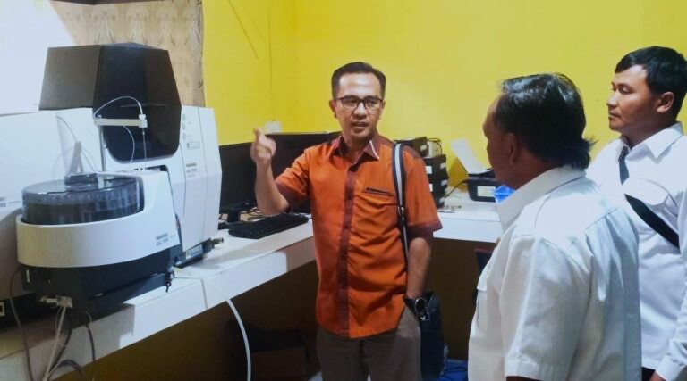 Ketua Komisi II DPRD Kepulauan Riau, Wahyu Wahyudin saat sidak ke UPT Laboratorium Lingkungan DLHK Kepri di Batam, Rabu (4/1/2023). (Foto : sijoritoday.com)