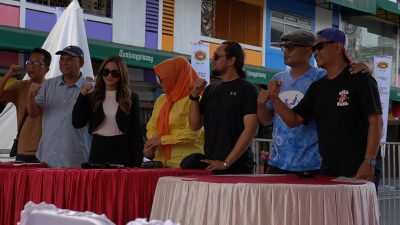 Irang Arkad dan Fira Cantika bersama panitia FKM 2023, di Jalan Merdeka,, Tanjungpinang, usai konfrensi pers, Sabtu (26/8/2023). (Foto: ajianugraha)