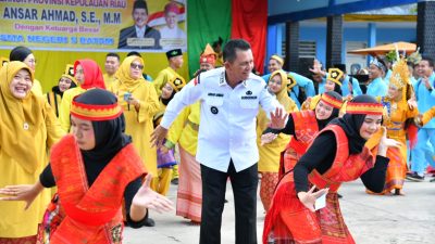 Gubernur Kepulauan Riau H. Ansar Ahmad, menari bersama pelajar saat berkunjung ke SMA Negeri 5 Batam untuk bersilaturahmi dengan keluarga besar sekolah tersebut, Rabu (20/9).