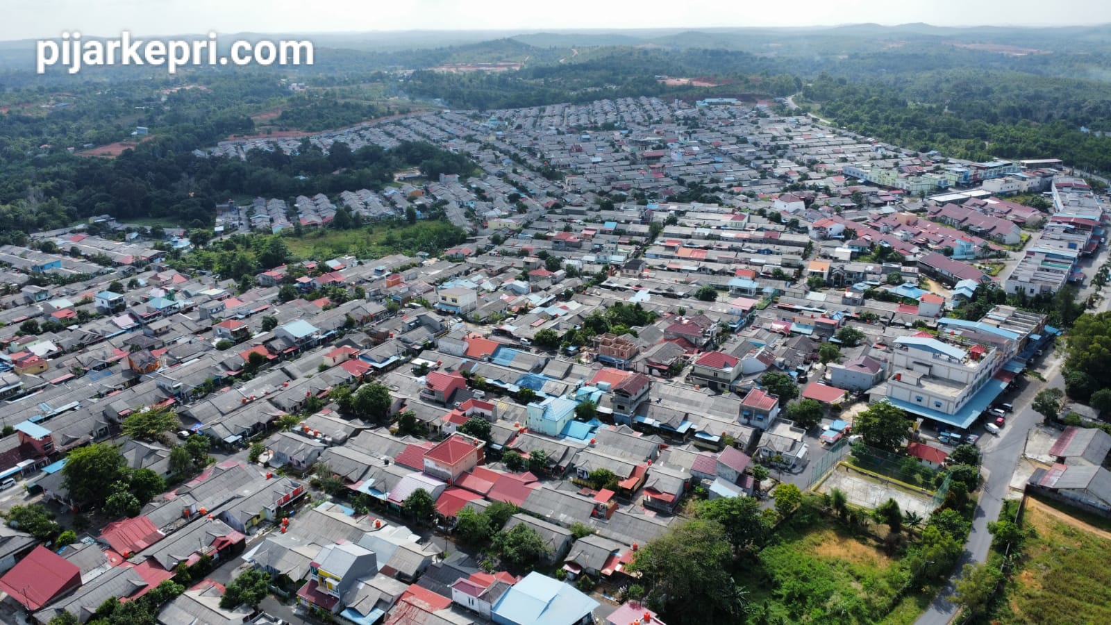 Gambar drone pemukiman padat penduduk Ganet, Kecamatan Tanjungpinang Timur Agustus 2023. (Foto: aji/pijarkepri.com)