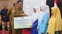 Gubernur Kepulauan Riau H. Ansar Ahmad saat menyerahkan berbagai bantuan untuk masyarakat Karimun di SMAN 1 Kundur dan Gedung Nasional Karimun, Senin (19/08). (Foto : Diskominfo Kepri)