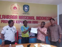 Ketua Harian PSTI Kepri Raja Nazarudin, saat menyerahkan berkas pengesahan daftar nama atlet sepak takraw Kepri yang akan dikirimkan ke Porwil Prov Riau 2023, di Batam, Rabu (4/10/2023) (foto: PSTI Kepri)