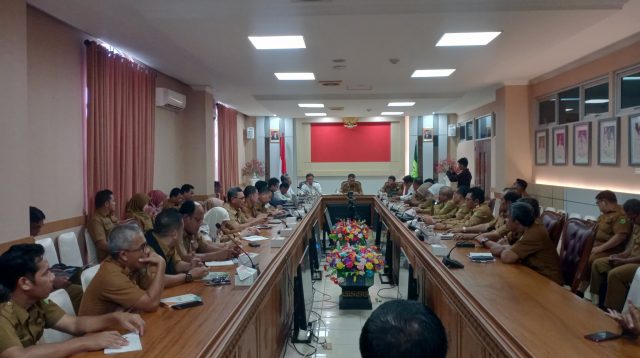 Bupati Natuna dan Kepala OPD saat Rapat Evaluasi Perencanaan dan Penganggaran Sektoral Pemerintah Daerah Kabupaten Natuna Tahun 2024 bersama Badan Pengawasan Keuangan dan Pembangunan (BPKP) Perwakilan Provinsi Kepulauan Riau di Ruang Rapat Kantor Bupati Natuna. Senin (26/02/2024) pagi.