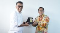 Bupati Natuna Wan Siswandi saat menandatangani MoU beasiswa Universitas Telkom Jakarta untuk putra putri Natuna, di Jakarta, Rabu (21/2/2024)