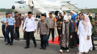 Gubernur Kepri Ansar Ahmad beserta rombongan saat menyambut Wapres Maruf Amin beserta rombongan mendarat di Tanjungpinang sekitar pukul 16.29 WIB menggunakan pesawat Boeing 737-400 milik TNI AU. Gubernur Kepri Ansar Ahmad beserta rombongan saat menyambut Wapres Maruf Amin beserta rombongan mendarat di Tanjungpinang sekitar pukul 16.29 WIB menggunakan pesawat Boeing 737-400 milik TNI AU.