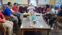 Bupati Natuna, Wan Siswandi saat menerima kunjungan Cik Udin dan rombongan, di Kantor Bupati Natuna, Jumat (8/3/2024)