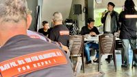 Sejumlah tokoh pemuda dan tokoh masyarakat di Tanjungpinang saat menggelar pertemuan mengusung Yan Fitri Halimansyah maju Pilkada Kepri 2024, dalam suatu pertemuan, Jumat (19/4/2024) (Foto: aji anugraha/pijarkepri.com)