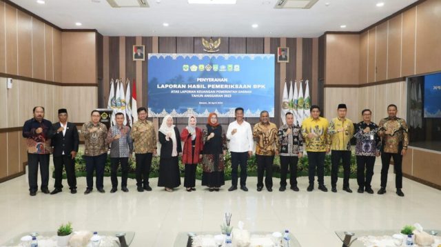 Ketua DPRD Kota Batam Nuryanto (kelima dari kiri) foto bersama Walikota Batam Muhammad Rudi, Ketua BPK RI Perwakilan Kepri Emmy Mutiarini dan pejabat dari kabupaten/kota se-Kepri. Jumat (26/4/2024).