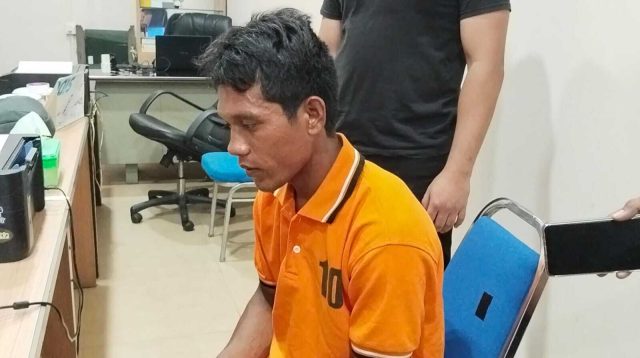 Iwan alias IW, tersangka dugaan pembunuhan istrinya sendiri, saat ditahan, di Mapolres Karimun.