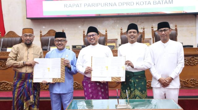 DPRD bersama Pemkot Batam mengesahkan usulan APBD Kota Batam tahun anggaran 2025. Usulan anggaran tahun depan itu disampaikan Walikota Batam Muhammad Rudi yang diwakili Sekretaris Daerah (Sekda) Jefridin Hamid,di uang sidang paripurna DPRD Batam, Jumat (12/07/2024) siang.