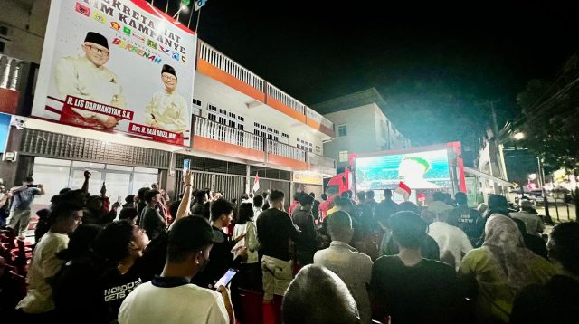 Warga saat menyaksikan pertandingan Kualifikasi Piala Dunia Zona Asia putaran ke 3, Indonesia Vs Australia, di Sekretariat Pemenangan Lis-Raja, Selasa (10/9/2024) (Foto: ajianugraha/pijarkepri.com)