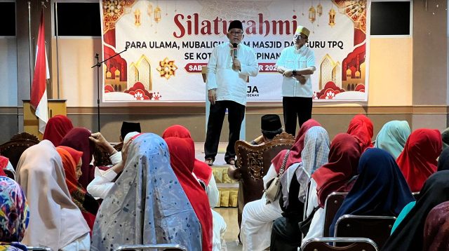 Bakal Calon Walikota dan Wakil Walikota Tanjungpinang 2024, Lis Darmansyah dan Raja Ariza saat hadir dalam undangan silaturahmi bersama para Ulama, Mubaligh, Imam Masjid dan Guru TPQ dari berbagai wilayah di Kota Tanjungpinang, Kepri, di Hotel Rasa Yakin Tanjungpinang, Sabtu (14/9/2024) (Foto: ajianugraha/pijarkepri.com)