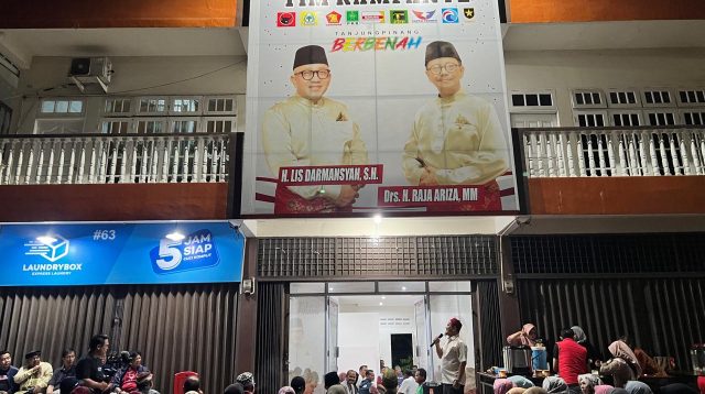 Ratuasan perwakilan masyarakat yang tergabung dalam berbagai relawan Lis-Raja mendapatkan arahan dari Tim Pemenangan Lsi-Raja, di di pelataran Sekretariat Partai Koalisi Lis-Raja, di Jalan Raja Haji Fisabilillah, Kilometer 8, Jumat (6/9/2024) malam. (Foto: aji anugraha/pijarkepri.com)