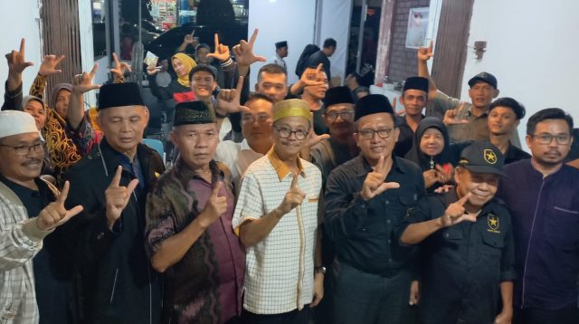 Calon Wakil Walikota Tanjungpinang, Raja Ariza saat mendatangi Sekretariat DPD Partai Ummat Kota Tanjungpinang, Jalan Raja Ali Haji Senin (16/09/2024) disambut oleh Seratusan lebih pengurus dan kader Partai Ummat yang siap berjuang memenangkan Paslon LIS RAJA.